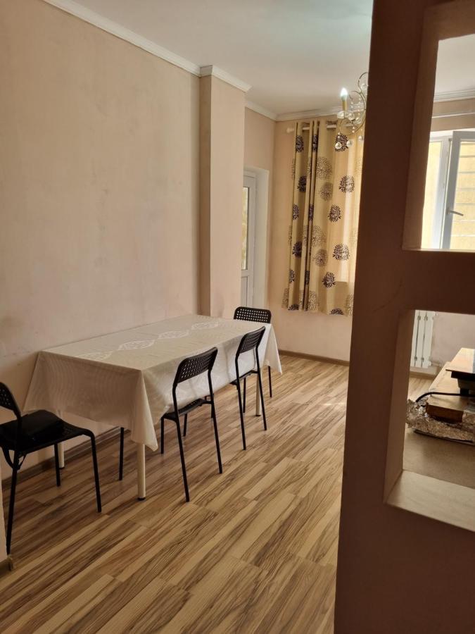 Diplomat Apartments Bisjkek Buitenkant foto